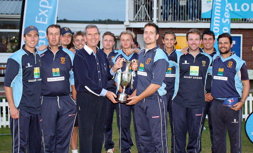 Salop Leisure’s chairman Tony Bywater presents the T20 trophy to Shrewsbury captain Rob Foster watched by his victorious teammates