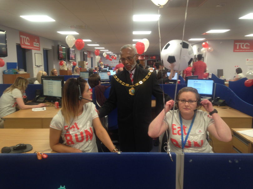 Mayor Leon Murray talks to staff during the event