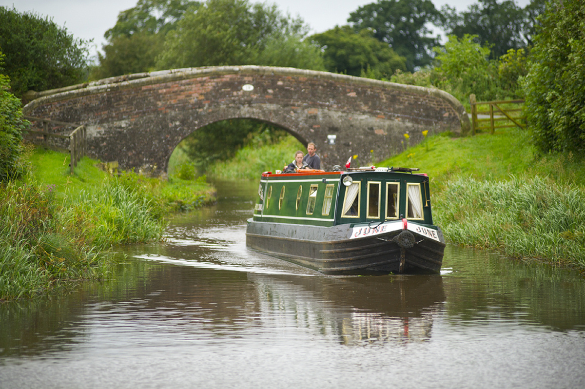 A boat travels along the Llangollen canal