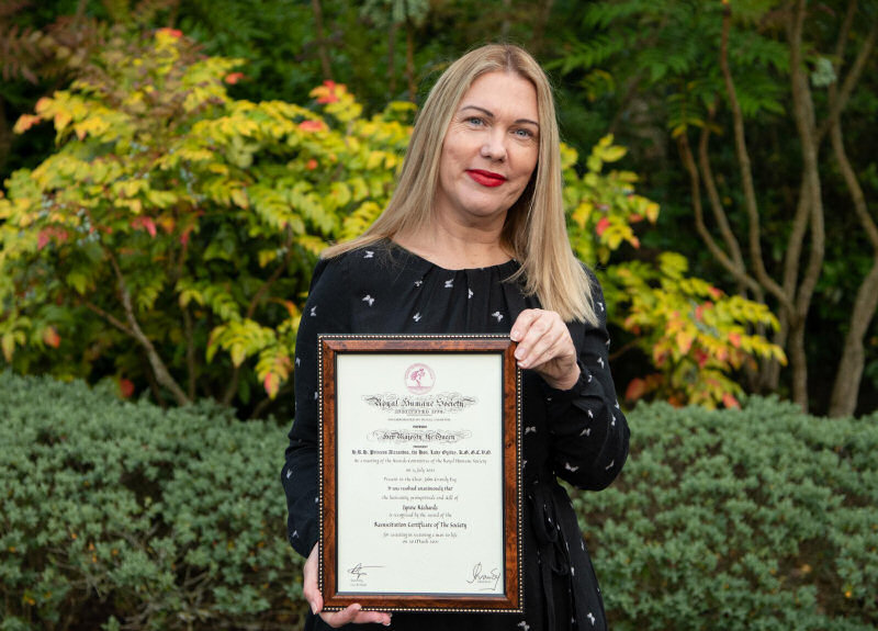Lynne Richards with award